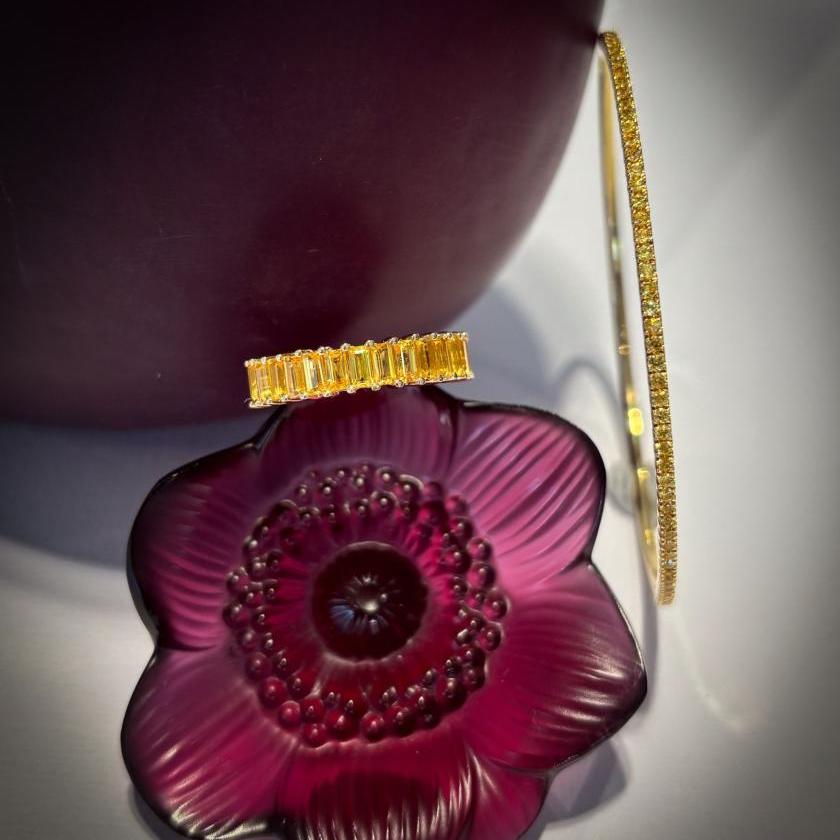 18CT YELLOW GOLD & YELLOW SAPPHIRE BANGLE