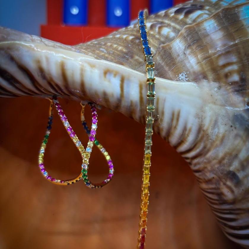 18CT YELLOW GOLD & RAINBOW SAPPHIRE BRACELET