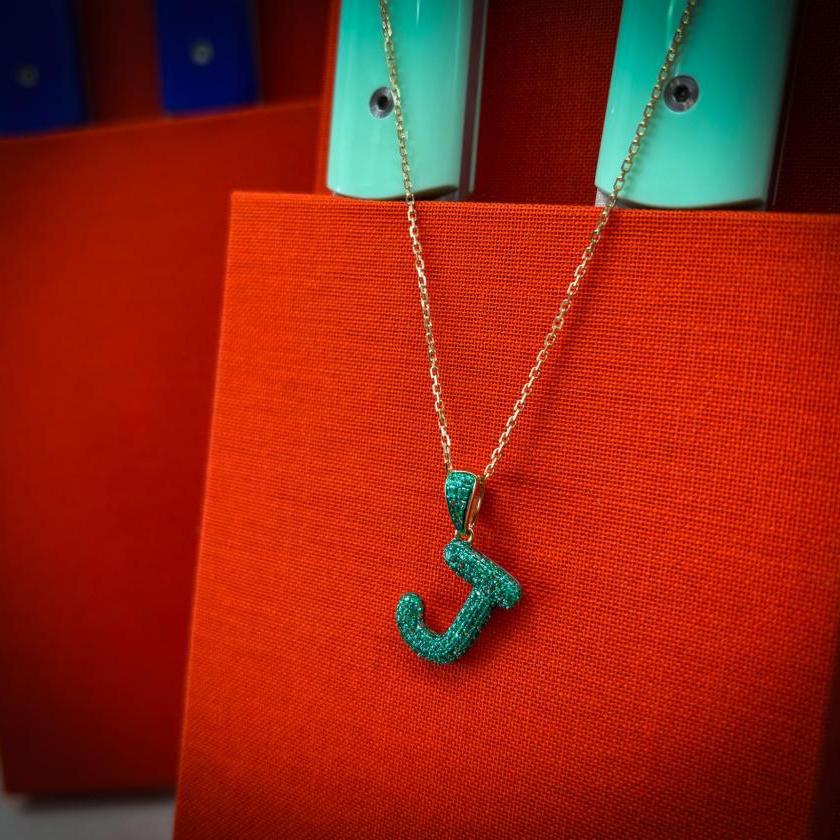 18CT YELLOW GOLD & EMERALD INITIAL "J" PENDANT