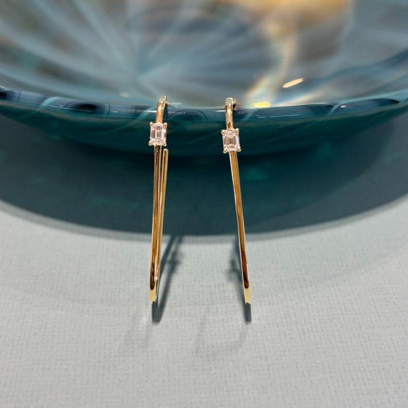 18CT YELLOW GOLD & DIAMOND RECTANGLE HOOPS