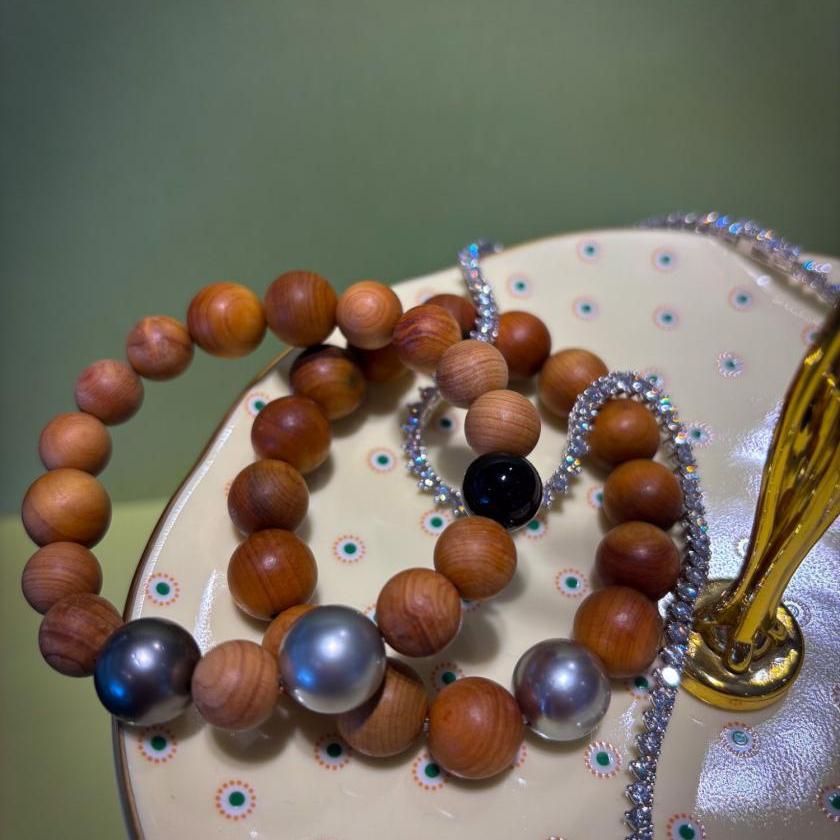SANDALWOOD ONYX AND TAHITIAN PEARL BRACELET