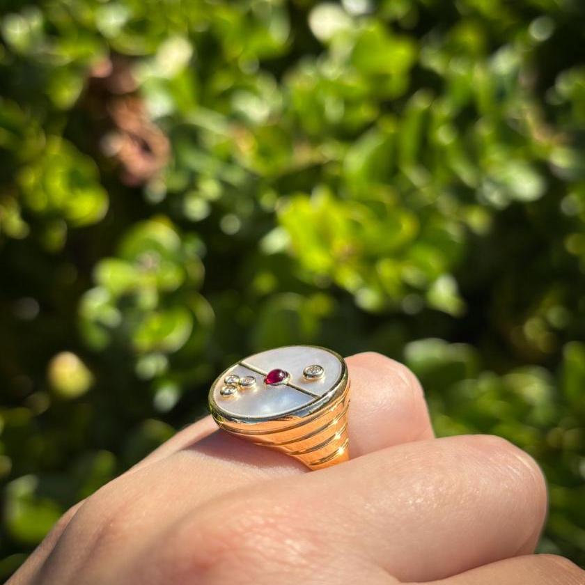 14CT YELLOW GOLD MOTHER OF PEARL & RUBY RING