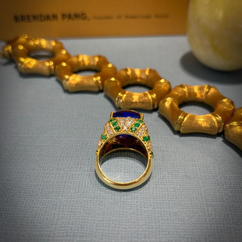 18CT YELLOW GOLD SUGARLOAF TANZANITE, EMERALD & DIAMOND RING