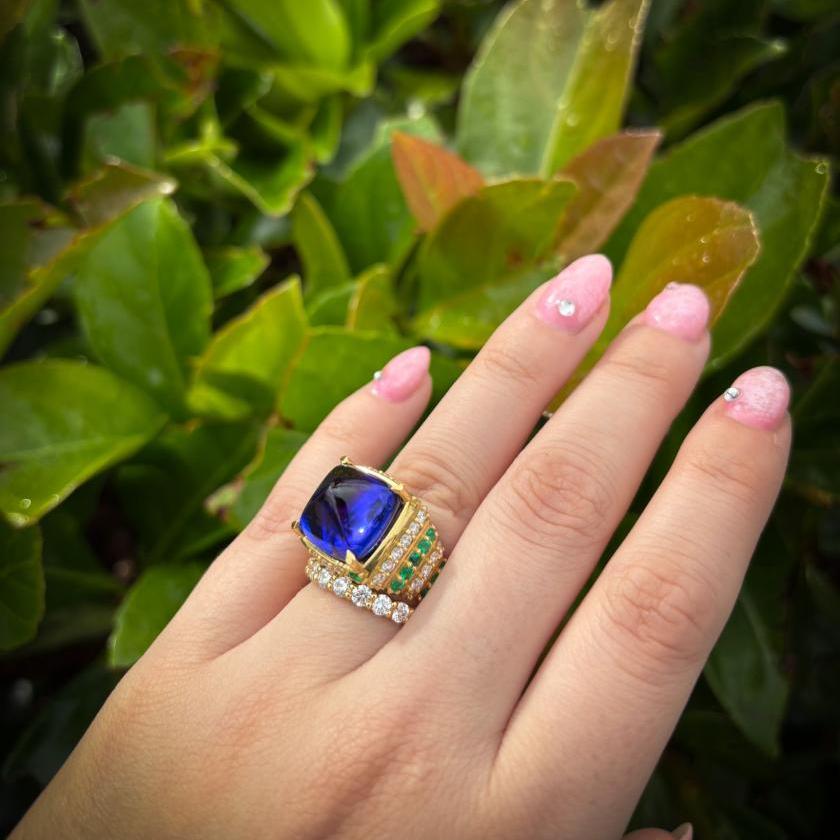 18CT YELLOW GOLD SUGARLOAF TANZANITE, EMERALD & DIAMOND RING