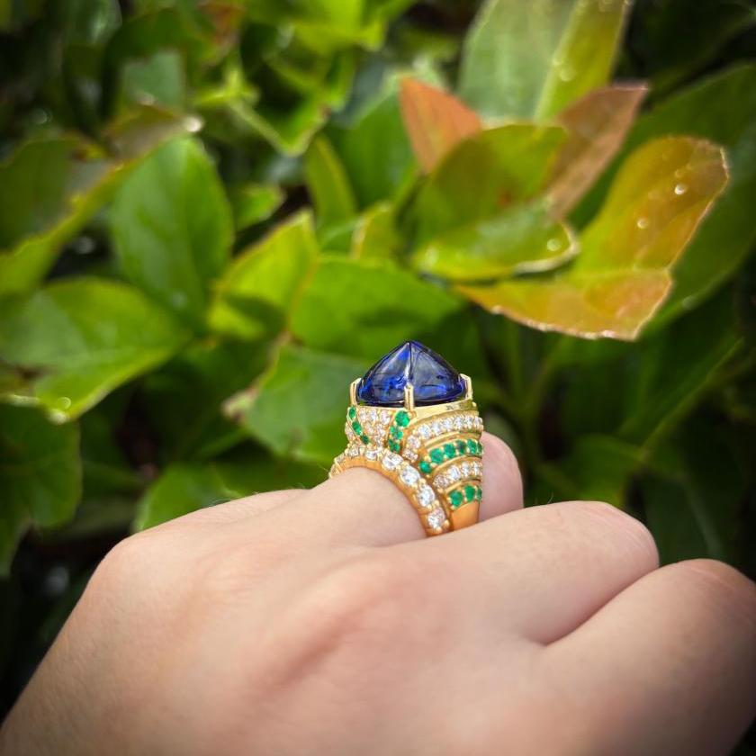 18CT YELLOW GOLD SUGARLOAF TANZANITE, EMERALD & DIAMOND RING