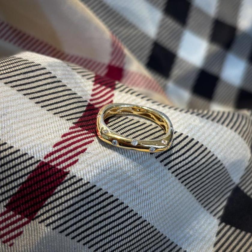 18CT YELLOW GOLD & DIAMOND SQUARE RING