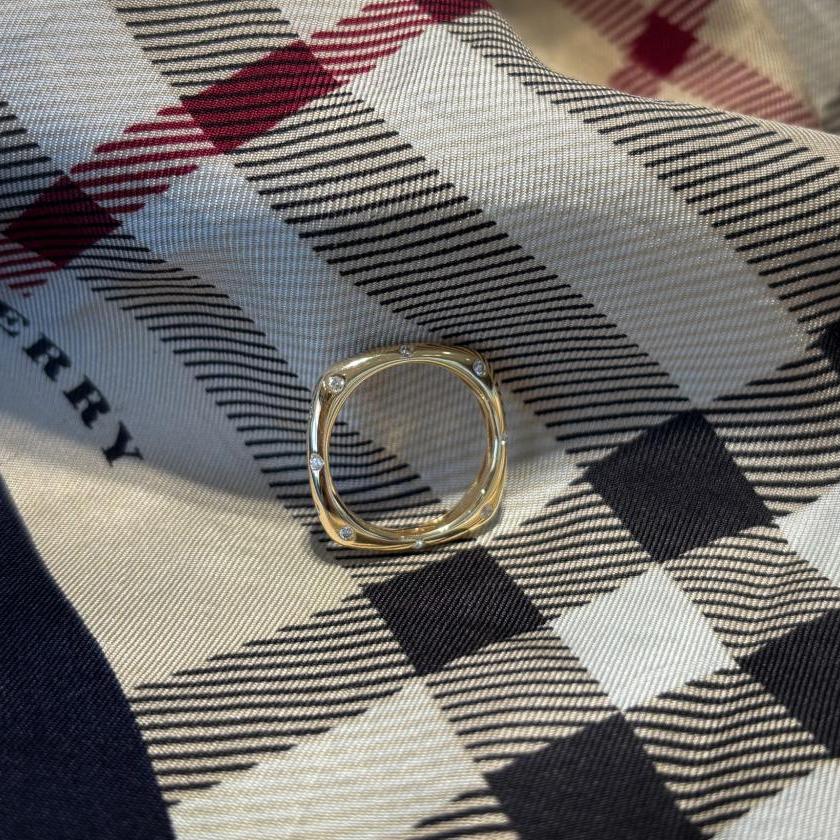 18CT YELLOW GOLD & DIAMOND SQUARE RING