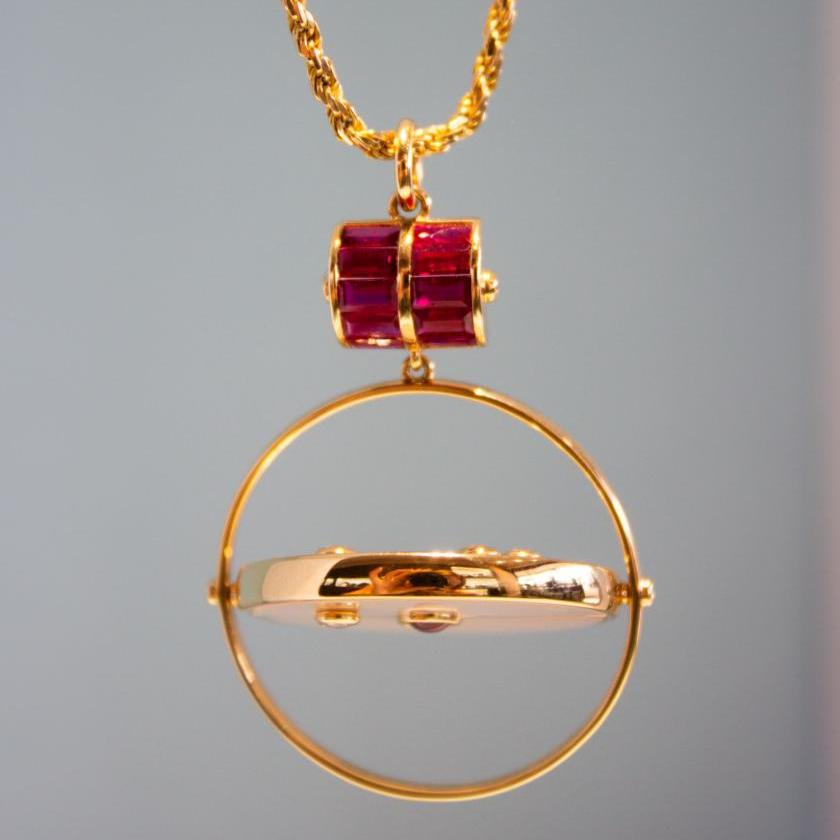 18CT YELLOW GOLD MOTHER OF PEARL & RUBY PENDANT