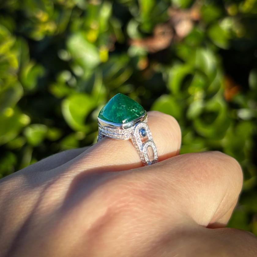 PLATINUM SUGARLOAF EMERALD RING