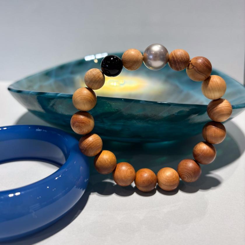 SANDALWOOD BRACELET WITH TAHITIAN PEARL AND ONYX