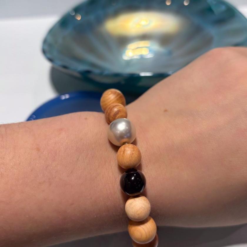 SANDALWOOD BRACELET WITH TAHITIAN PEARL AND ONYX