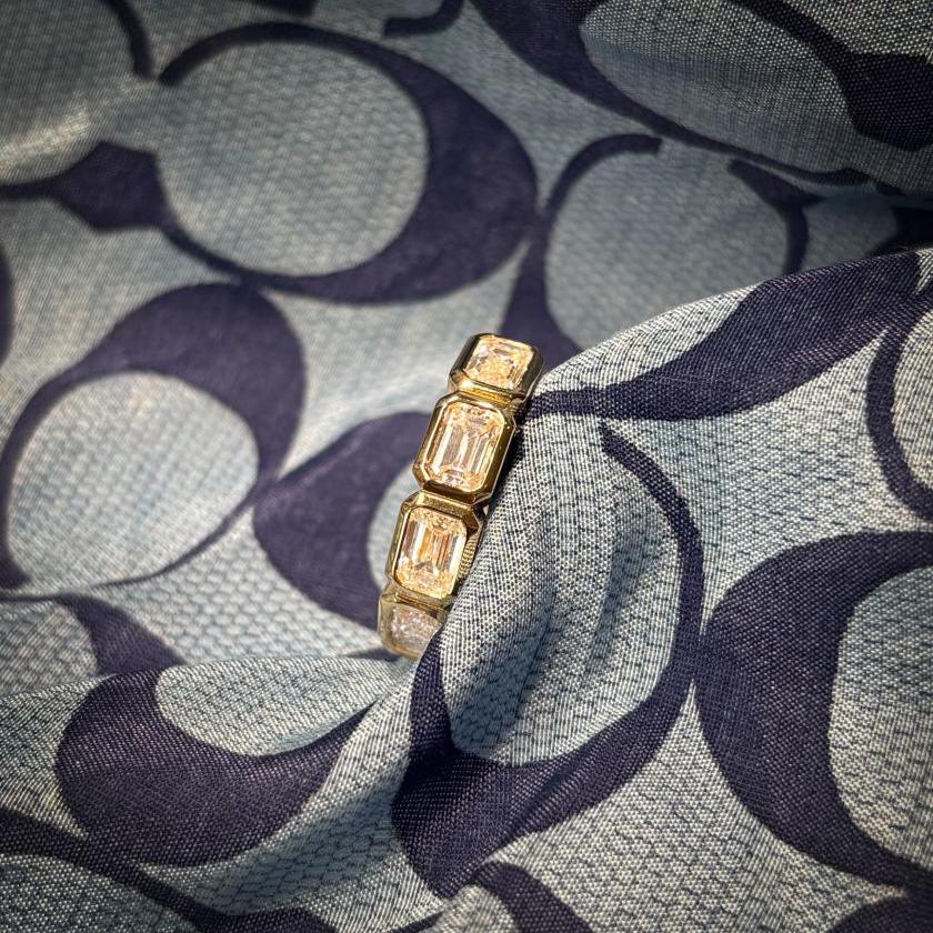 18CT YELLOW GOLD EMERALD CUT HALF ETERNITY RING