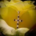 18CT WHITE GOLD DIAMOND & SAPPHIRE CROSS PENDANT