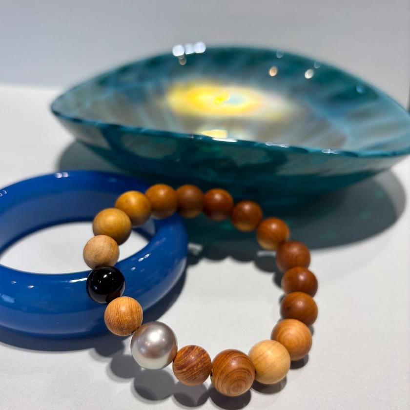 SANDALWOOD BRACELET WITH TAHITIAN PEARL AND ONYX