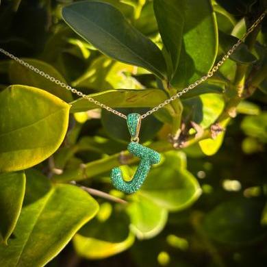 18CT YELLOW GOLD & EMERALD INITIAL "J" PENDANT