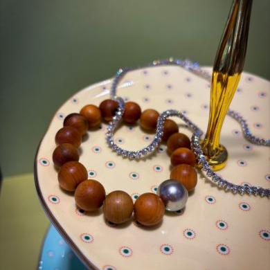SANDALWOOD, ONYX AND TAHITIAN PEARL BRACELET