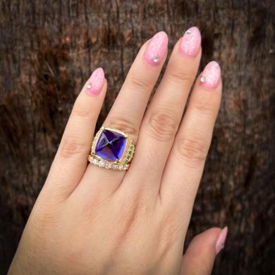 18CT YELLOW GOLD SUGARLOAF TANZANITE, EMERALD & DIAMOND RING