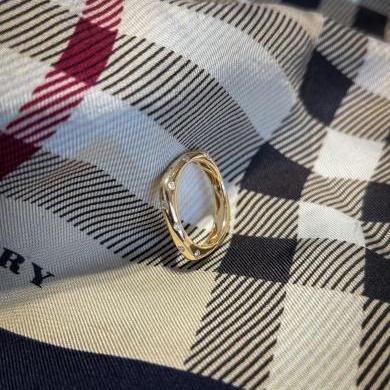18CT YELLOW GOLD & DIAMOND SQUARE RING