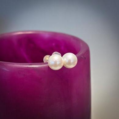 18CT YELLOW GOLD FRESHWATER PEARL STUDS