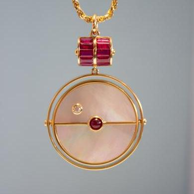 18CT YELLOW GOLD MOTHER OF PEARL & RUBY PENDANT