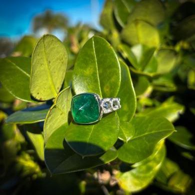 PLATINUM SUGARLOAF EMERALD RING