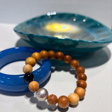 SANDALWOOD BRACELET WITH TAHITIAN PEARL AND ONYX