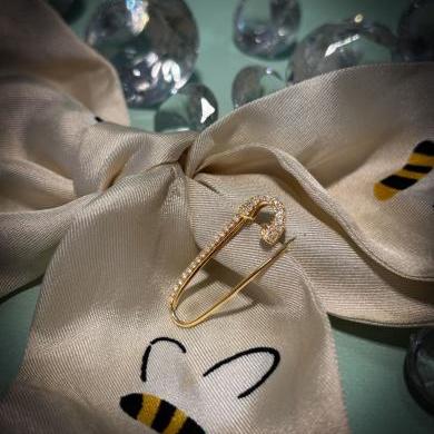 18CT YELLOW GOLD & DIAMOND SAFETY PIN BROOCH